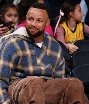 Injured star Stephen Curry traveling with short-handed Warriors